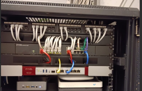 Detalle de cables reorganizados y ordenados